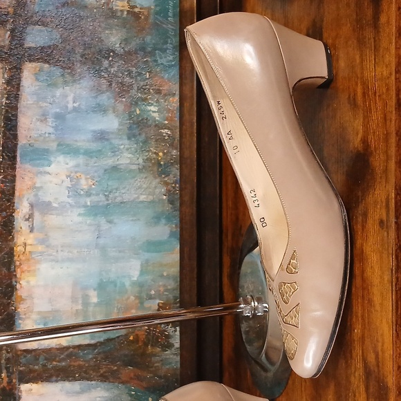 Salvatore Ferragamo Women's Beige Leather Shoes 10 AA Width - Picture 4 of 13